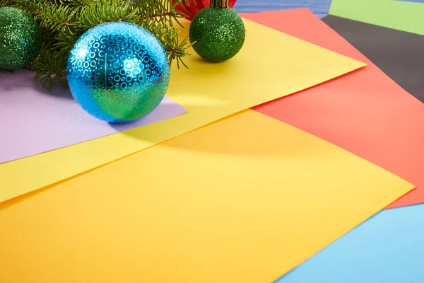 Yeni yıl arka plan Noel oyuncaklar ve Noel ağacı — Stok fotoğraf