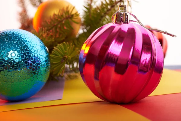 Fundo de Ano Novo Brinquedos de Natal e árvore de Natal — Fotografia de Stock
