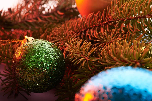 Fondo de Año Nuevo Juguetes de Navidad y árbol de Navidad — Foto de Stock