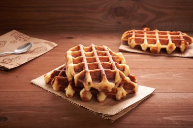 Tahta bir masada Belçika waffle 'ı