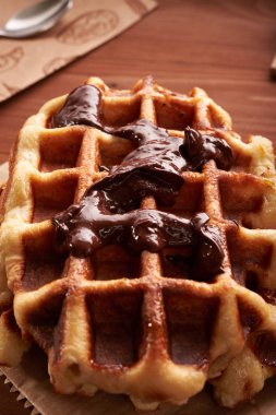 Tahta bir masada Belçika waffle 'ı