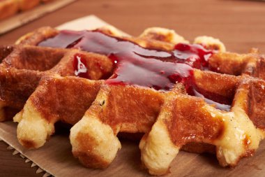 Tahta bir masada Belçika waffle 'ı