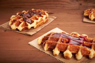 Tahta bir masada Belçika waffle 'ı