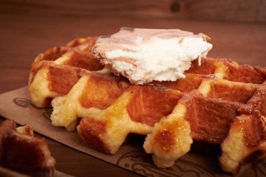 Tahta bir masada Belçika waffle 'ı