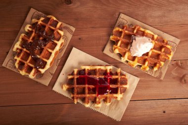 Tahta bir masada Belçika waffle 'ı