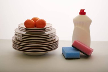 deterjan beyaz bir arka plan üzerinde yemekler için