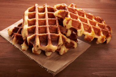 Tahta bir masada Belçika waffle 'ı