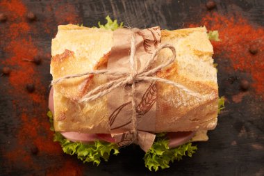 baget sandviçler masada
