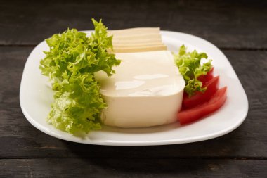 bir tablo bacground üzerinde Mozzarella peyniri