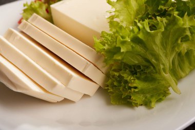 bir tablo bacground üzerinde Mozzarella peyniri