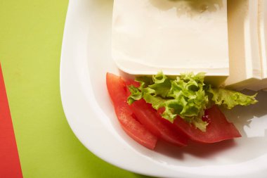 Tablo arka plan üzerinde Mozzarella peyniri