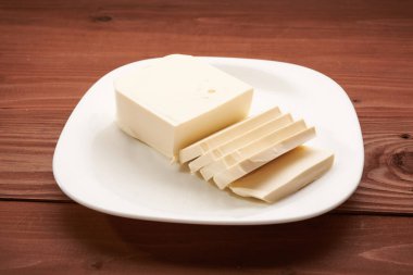 bir plaka üzerinde Mozzarella peyniri
