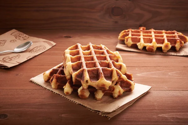 Tahta bir masada Belçika waffle 'ı