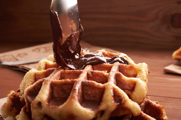 Tahta bir masada Belçika waffle 'ı