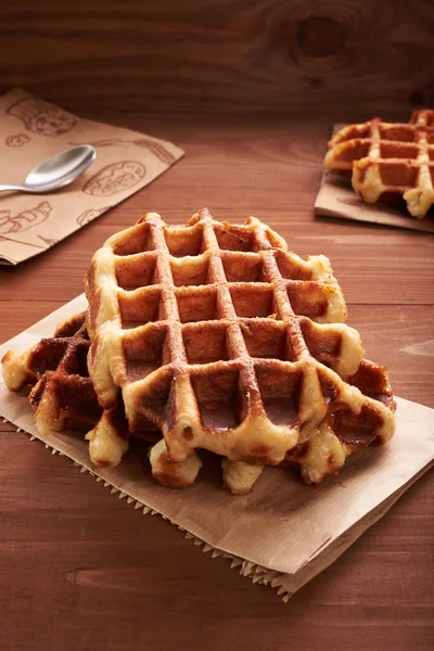 Tahta bir masada Belçika waffle 'ı