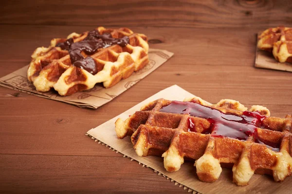 Tahta bir masada Belçika waffle 'ı