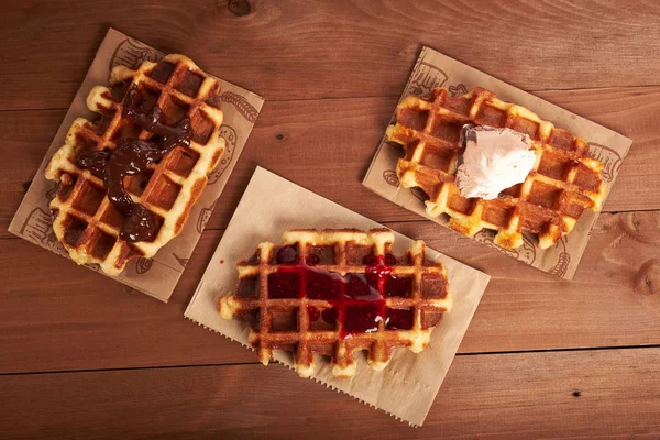 Tahta bir masada Belçika waffle 'ı