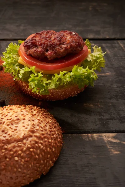 Hamburguesa sobre una mesa de madera — Foto de Stock