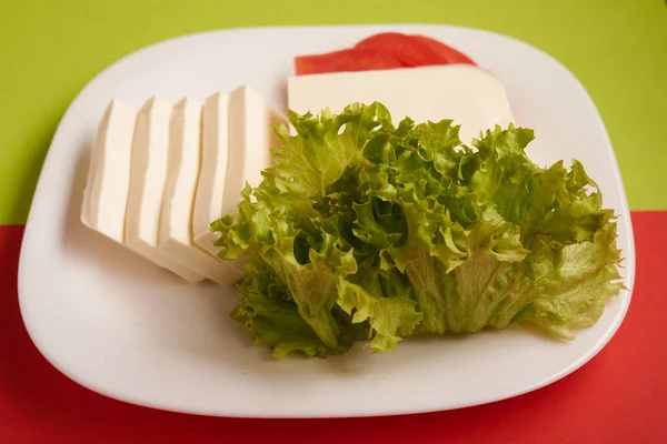 Queso mozzarella sobre un fondo de mesa —  Fotos de Stock