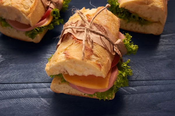 Baguette Sandwiches en la mesa — Foto de Stock