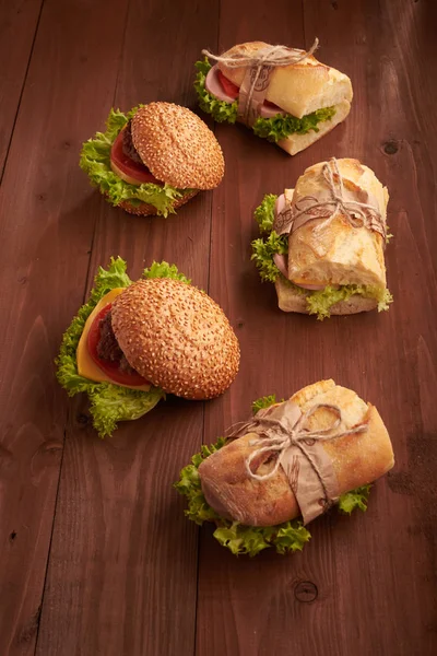 テーブルの上のサンドイッチ — ストック写真