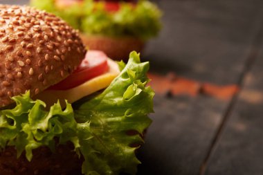 Ahşap bir masa üzerinde iki hamburger