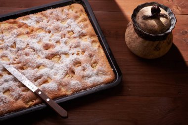 Masanın üzerine elmalı turta