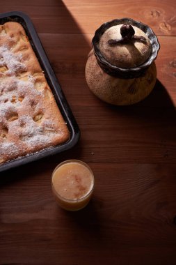 Masanın üzerine elmalı turta