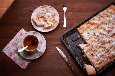 elmalı turta charlotte ahşap tablo