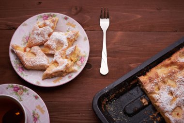 elmalı turta bir plaka üzerinde parçaları