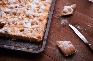 Charlotte elmalı kek tava ve kek dilimleri