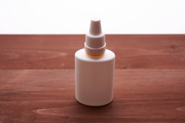 Burun damla beyaz şişe