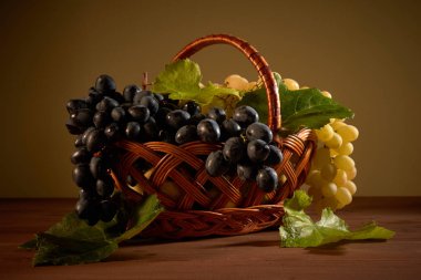 Natürmort üzüm sepeti