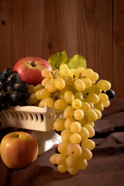 Meyve tabağı masanın üzerine