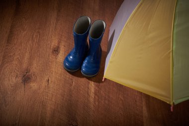 şemsiye ve lastik çizmeler