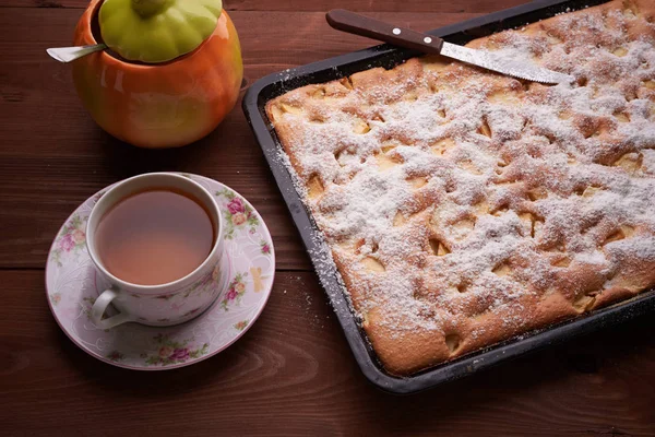 Apple pie charlotte on the wooden table — Stock Photo, Image