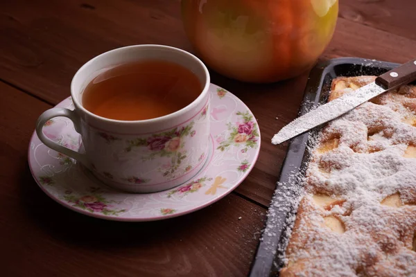 Apple pie charlotte on the wooden table — Stock Photo, Image