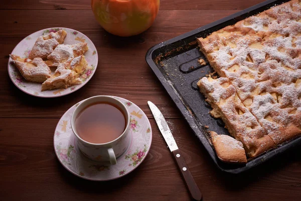 Apple pie charlotte on the wooden table — Stock Photo, Image