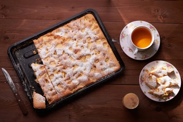 Apple pie charlotte on the wooden table — Stock Photo, Image