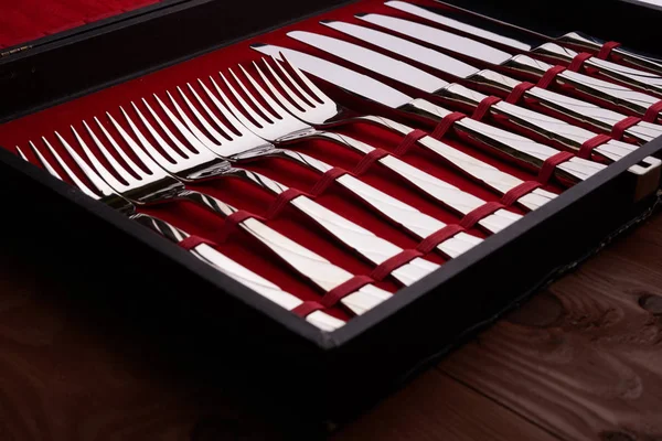 Serie di forchette e coltelli in un caso — Foto Stock