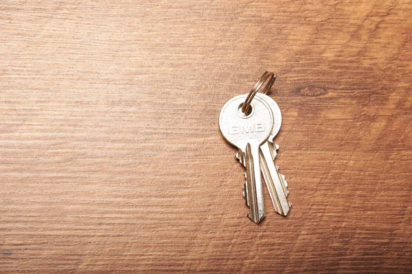 Klíč od domu na dřevěné pozadí — Stock fotografie
