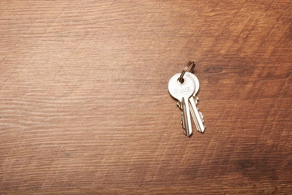 木製の背景に家の鍵 — ストック写真