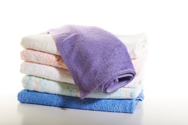 Beyaz arkaplanda havlu yığını