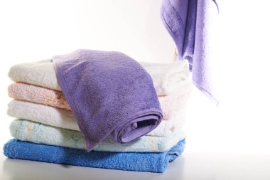 Beyaz arkaplanda havlu yığını