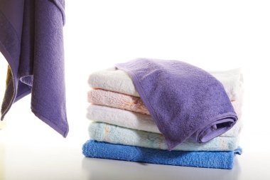 Beyaz arkaplanda havlu yığını