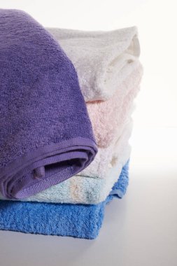 Beyaz arkaplanda havlu yığını