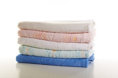 Beyaz arkaplanda havlu yığını