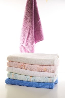 Beyaz arkaplanda havlu yığını