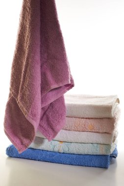 Beyaz arkaplanda havlu yığını