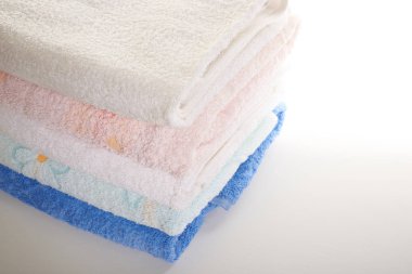 Beyaz arkaplanda havlu yığını